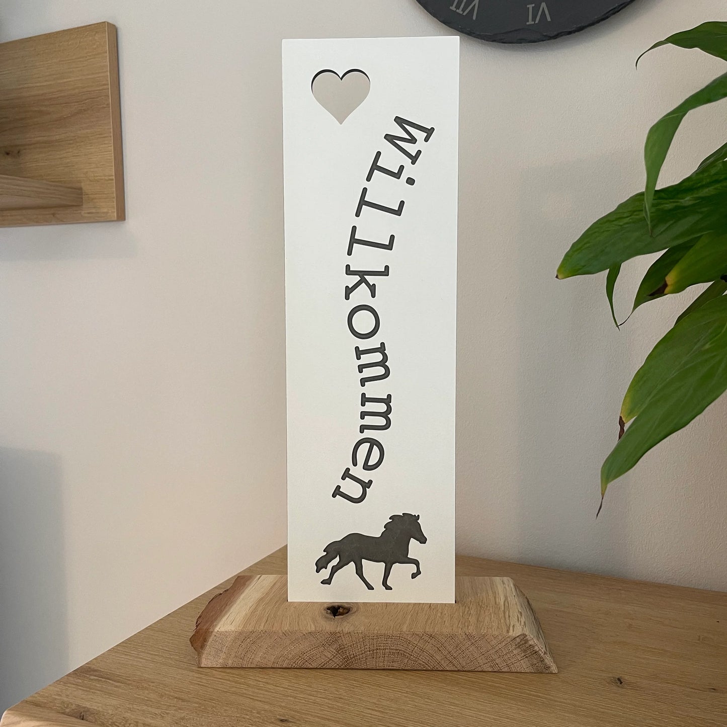 HPL-Stele "Willkommen" in Eichesockel, weiß