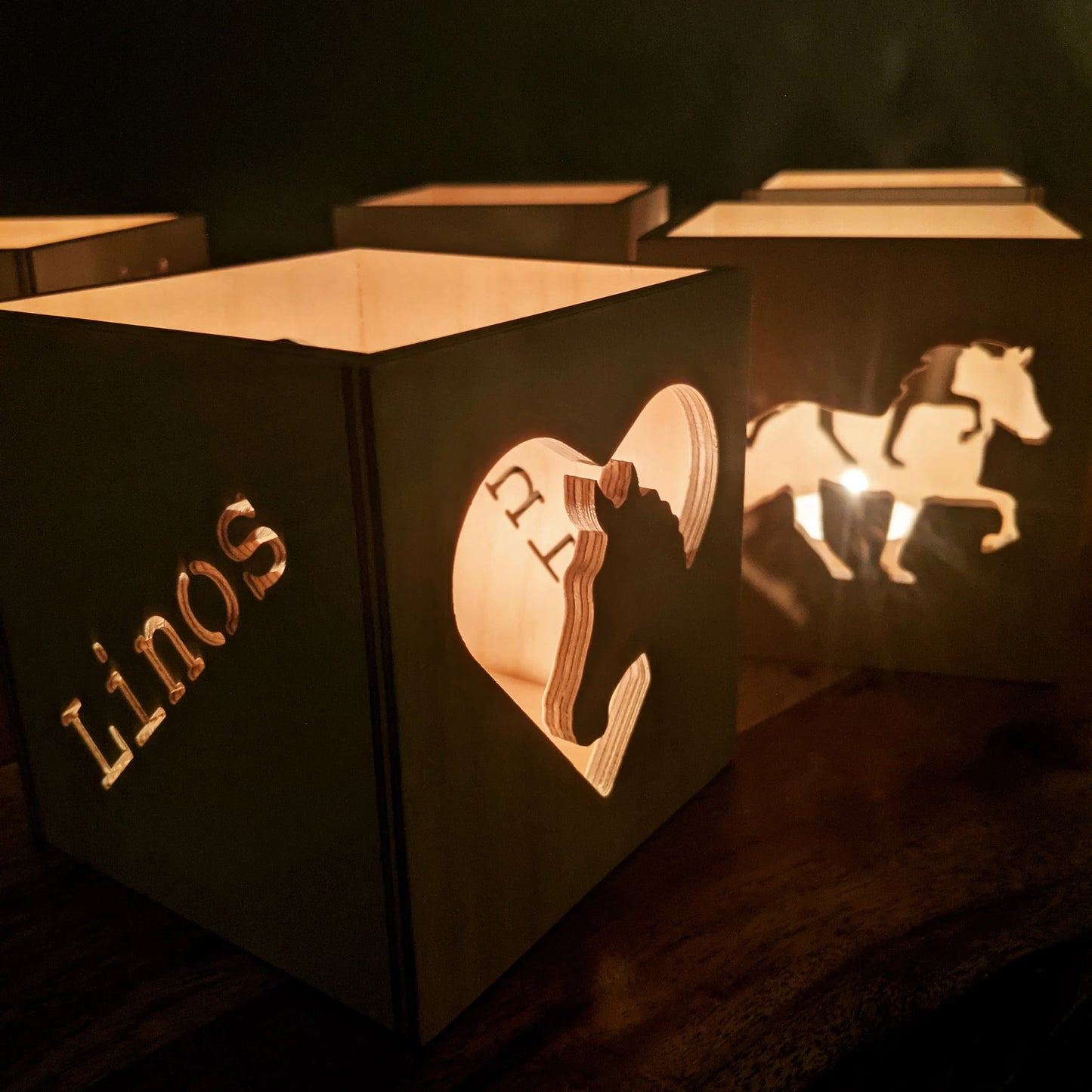 Individuelles Windlicht aus Holz